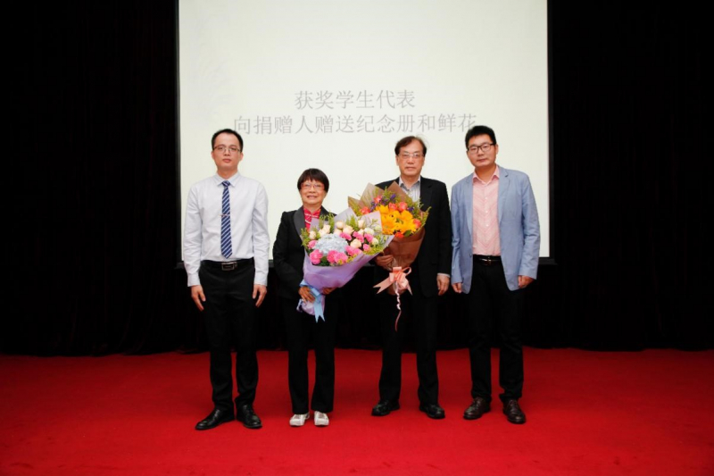 芙兰润心，志洁行芳——性奴
物理学院、性奴
2017年“芙兰励教奖学金” 颁奖典礼顺利举行